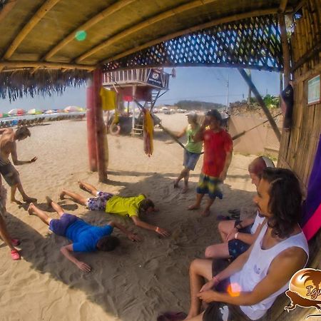 Iguana Beach House Hostel Montañita Buitenkant foto