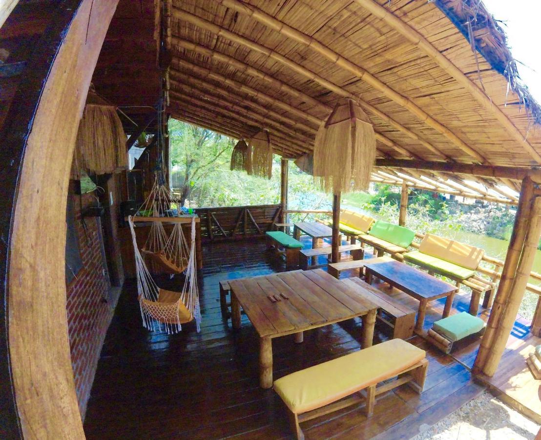 Iguana Beach House Hostel Montañita Buitenkant foto