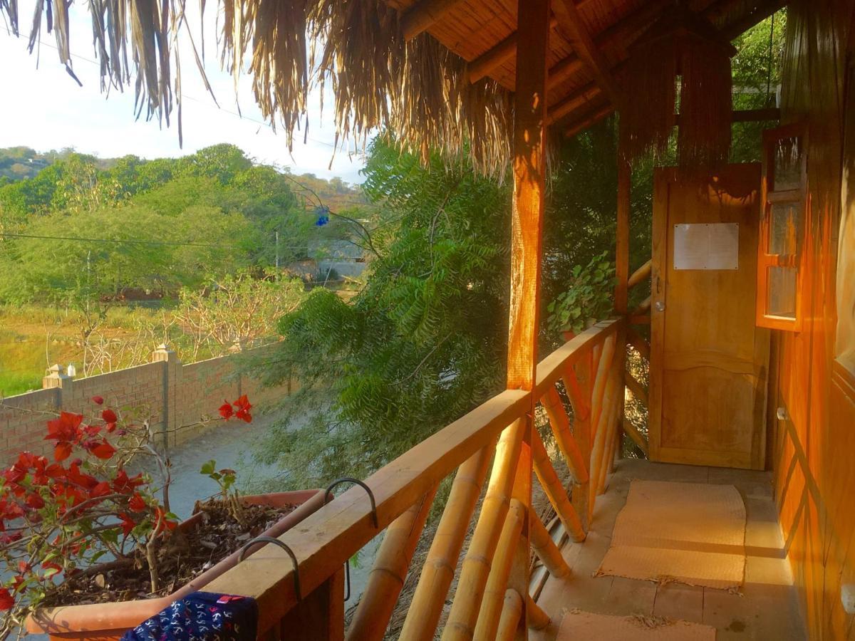 Iguana Beach House Hostel Montañita Buitenkant foto