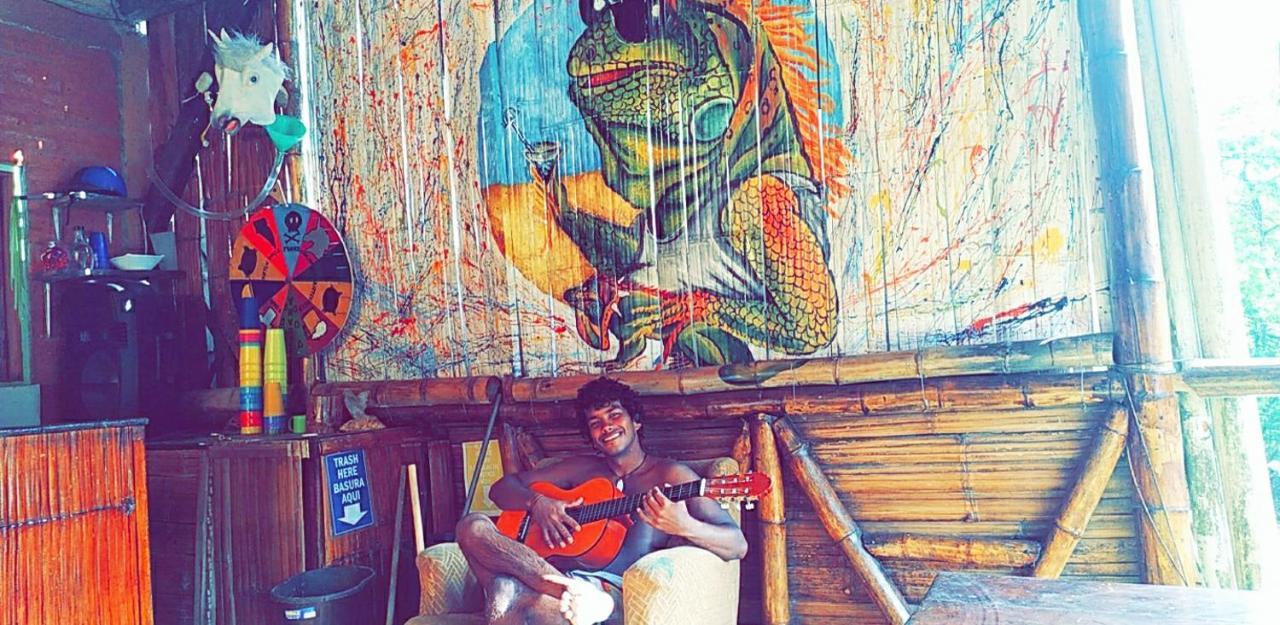 Iguana Beach House Hostel Montañita Buitenkant foto